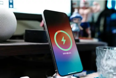 波密苹果15换屏服务分享用什么充电器给iPhone15充电更好 